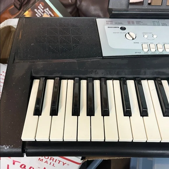 Yamaha Black and White Electronic Keyboard - Picture 2 of 9
